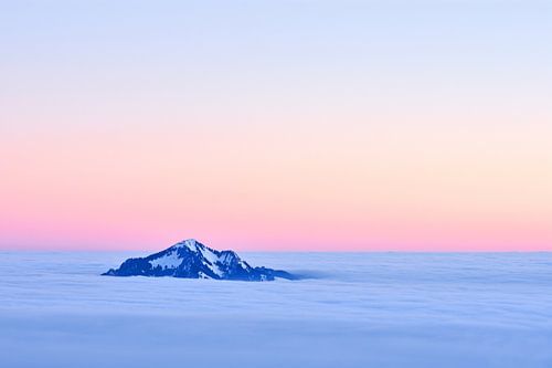 Berg boven de zee van mist