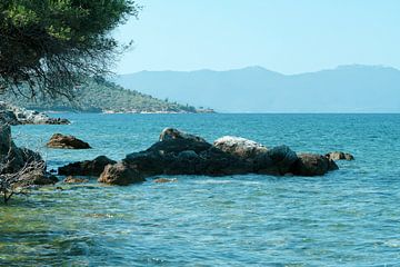 Uitzicht op de zee, in Griekenland van Miranda van Hulst