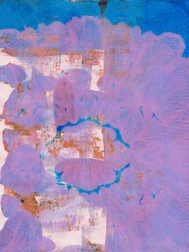 Grote lila bloem op blauw. Abstracte moderne kunst.