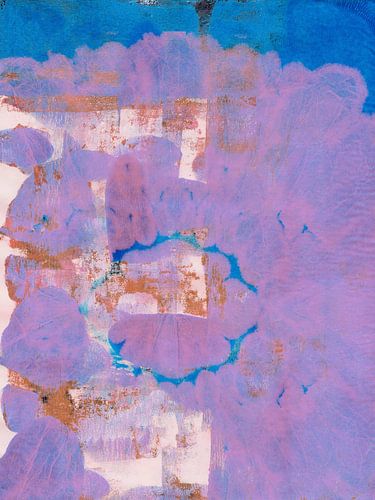 Grote lila bloem op blauw. Abstracte moderne kunst.