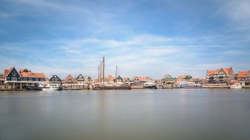 De haven van Volendam tijdens een mooie zomerse dag van Michel Geluk