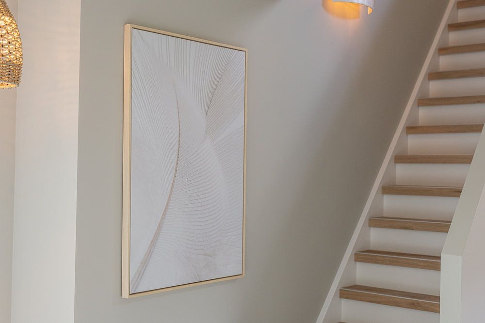 Abstract rustgevend lijnenspel: Een veer  van Marjolijn van den Berg 