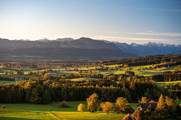 Uitzicht op de Allgäuer Alpen en het Grüntengebergte van Leo Schindzielorz