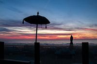 strand parasol met zonsondergang