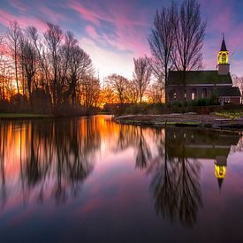 Kirche im Spiegelbild von Marc Hollenberg