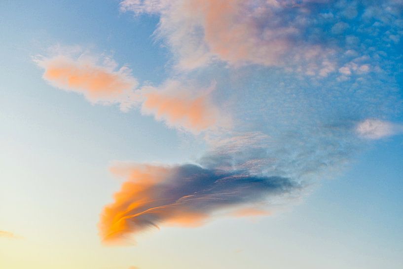 Verträumtes Wolkenspektakel am sommerlichen Abendhimmel  von Silva Wischeropp