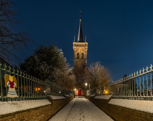 Elsloo in de avond in de winter met sneeuw