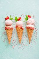 SF12355823 Drie aardbeienijsjes in hoorntjes met strooisel