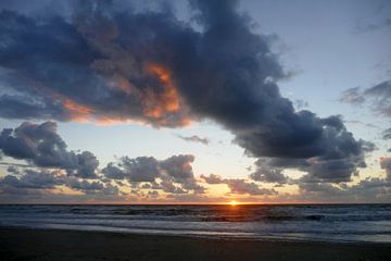 Sonnenuntergang auf Texel mit dramatischen Wolkenformationenn von christine b-b müller
