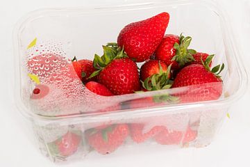Plastic bakje met aardbeien