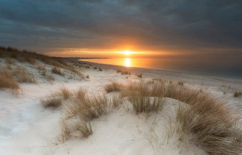 Zonsondergang Banjaard strand von Dion van den Boom