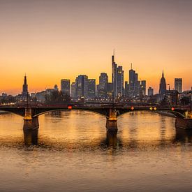 Frankfurt am Main - Panorama bij zonsondergang van Frank Herrmann