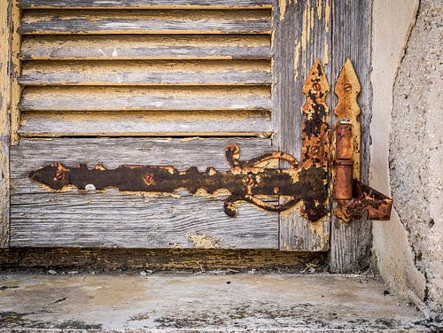 Oude Houten Raamkozijn Shutter met Verroest Scharnier
