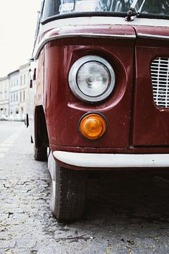 Roter Retro-Van von Patrycja Polechonska
