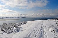 diepe besneeuwde Schafberg met uitzicht op Groß Zicker, Middelhagen op het eiland Rügen