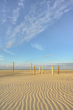 Houten palen op het Kniepsand bij Amrum van Michael Valjak