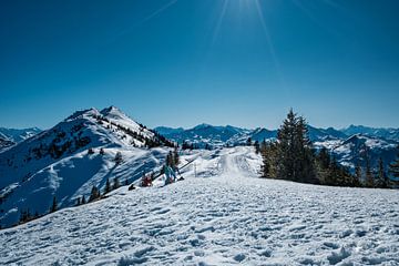 Ciel bleu vif sur une route de montagne hivernale