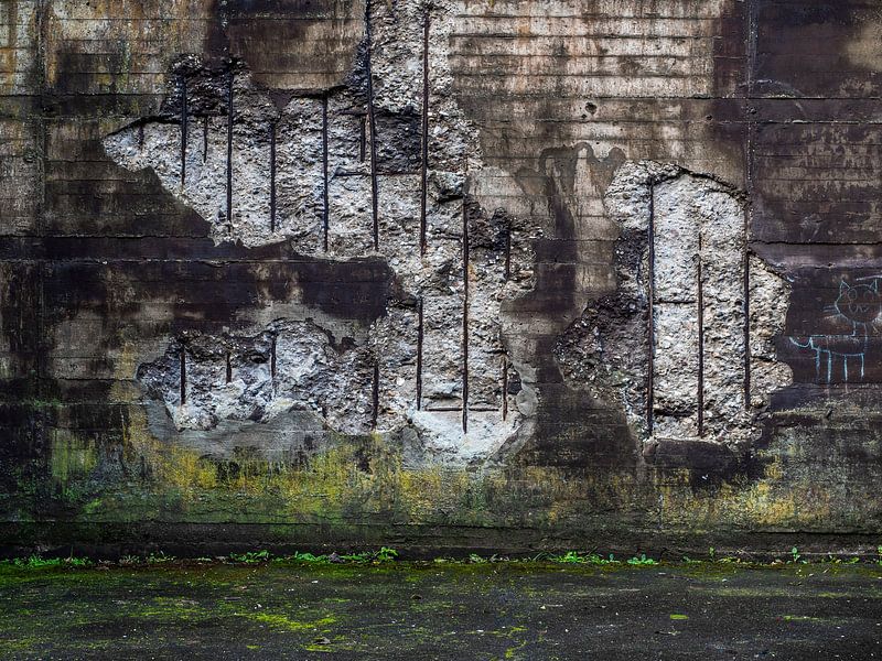 Betonnen muur - beschadigd van Mariska Vereijken
