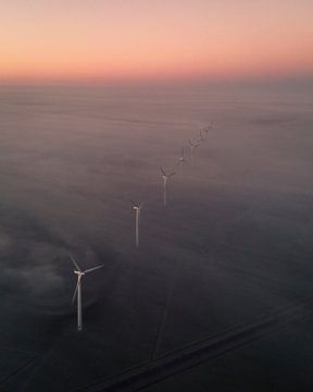 Windmühlen im Nebel bei Sonnenaufgang von Ewold Kooistra