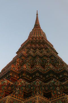 Première vue à angle bas d'un stupa de bouddha qui s'étend symétriquement dans le ciel clair. sur kall3bu