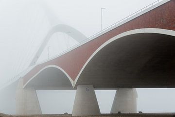 Detail van de brugconstructie van de De Oversteek in de mist