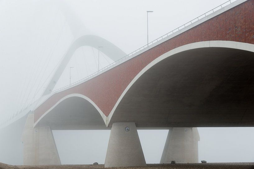 Detail van de brugconstructie van de De Oversteek in de mist van eusphotography