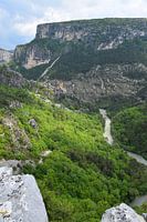 Verlassene Gorge du Verdon zwischen steilen Bergen und Klippen