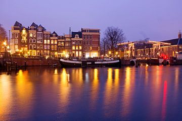 Amsterdam bij nacht aan de Amstel van Eye on You