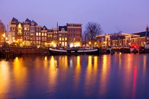 Amsterdam bij nacht aan de Amstel