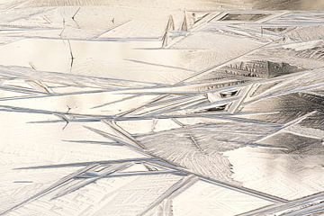 Bevroren ijslaag met structuren op een Limburgs ven van Karin de Jonge