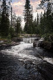 Der Zauber von Fjätfallen | Ein malerischer Wasserfall in Dalarna, Schweden von Dylan Winter Visuals