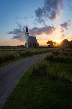 Zonsopkomst bij de kerk van Den Hoorn, Texel