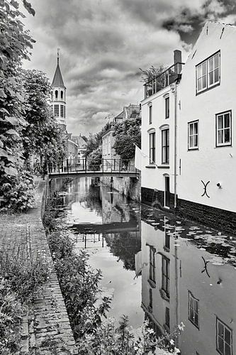 Reflexionen an der Langegracht mit der Elleboogkerk in Amersfoort von eric van der eijk