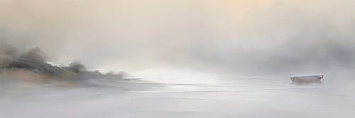 Ruhiges Panorama eines nebligen Sees mit einem einsamen Boot