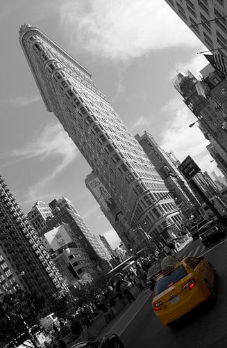 Gele taxi voor de Flatiron Building ( New York City)