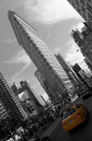 Gele taxi voor de Flatiron Building ( New York City) van Marcel Kerdijk