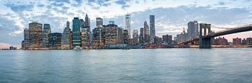 Panoramic view of Brooklyn bridge and downtown Manhattan, New York
