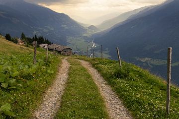 Wandelpad met uitzicht op de Möll vallei in Karinthie van Sander Groenendijk