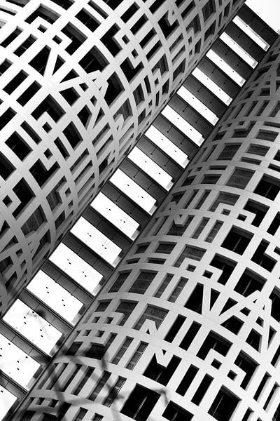 Détail abstrait du bâtiment en noir et blanc. Lignes et formes par Marianne van der Zee
