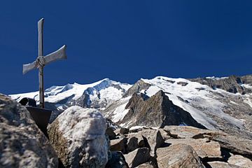 Das Gipfelkreuz am Kratzenberg von Christa Kramer