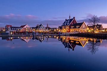 De haven van Huizen bij zonsondergang in Nederland