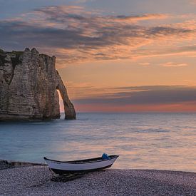 Coucher de soleil sur la plage d'Etretat, Normandie, France sur Henk Meijer Photography