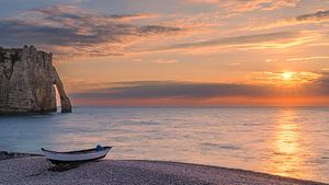 Coucher de soleil sur la plage d'Etretat, Normandie, France