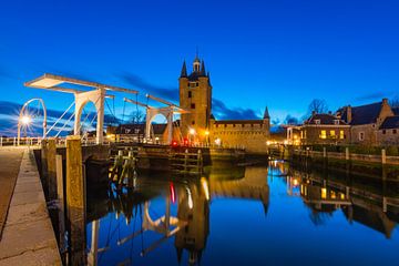 Blaue Stunde Foto des Zuidhavenpoort in Zierikzee von Jan Poppe