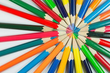Houten gekleurde potloden als achtergrond foto  van Tonko Oosterink