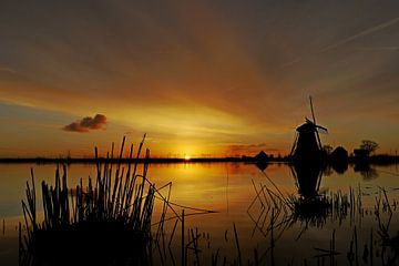 Kleurrijke zonsopkomst in een Hollands landschap sur G. de Wit