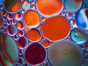 Abstracte Fotografie - Olie op Water in Rood, Blauw, van Art By Dominic thumbnail