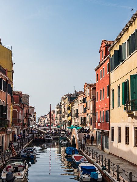 Historical buildings in the old town of Venice by Rico Ködder