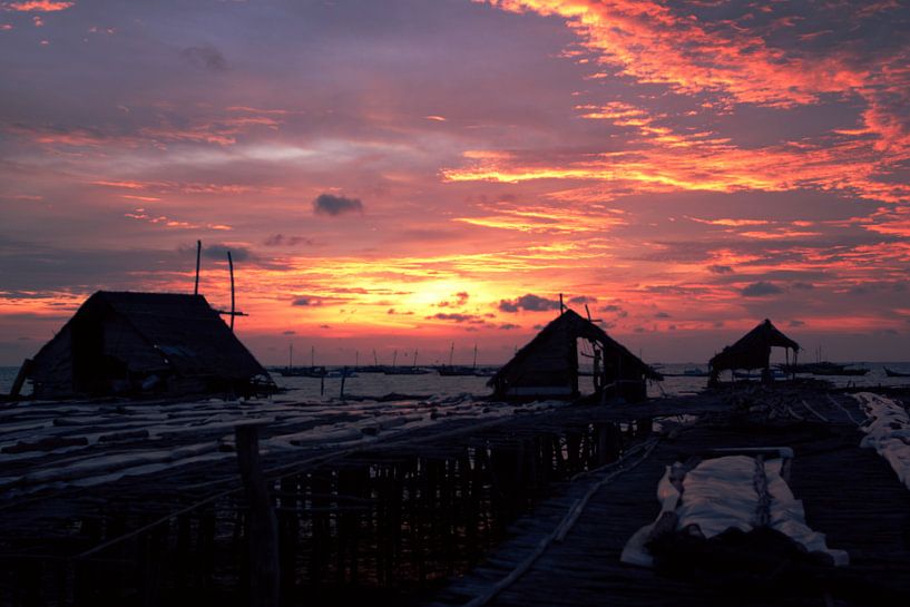 Zonsondergang in vissersdorp Indonesië von André van Bel