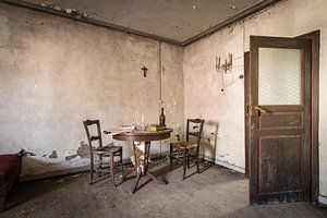 Zimmer mit Tisch und zwei Stühlen